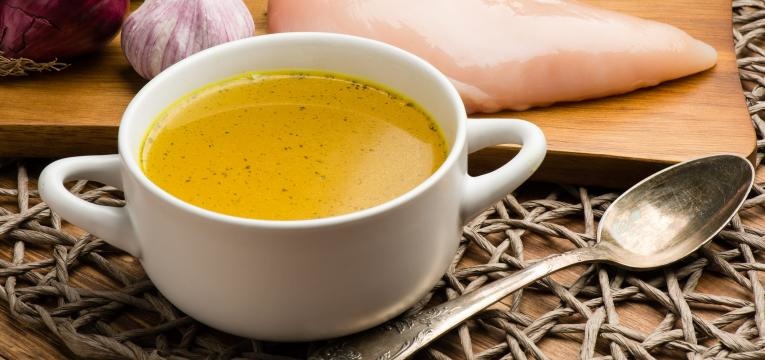 Sopa para bebes Sopa de quinoa, frango e legumes