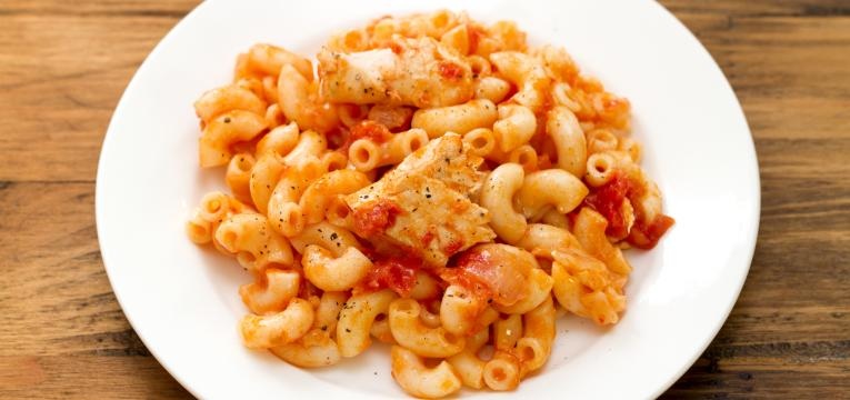 Pratos de massa Massa com bacalhau