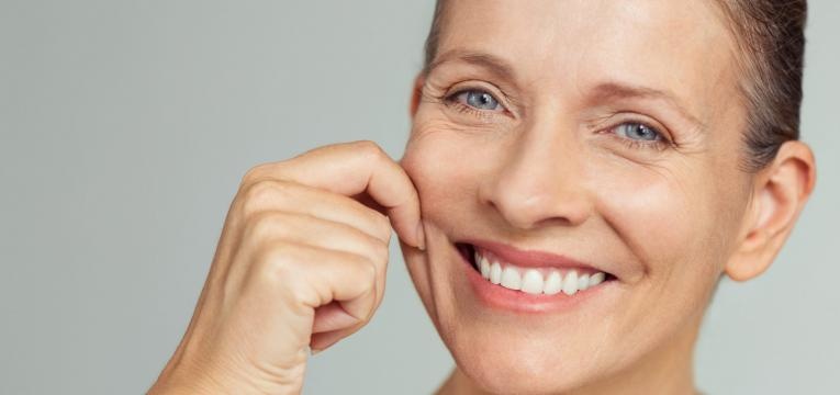 exercicios para tonificar o rosto mulher a esticar pele