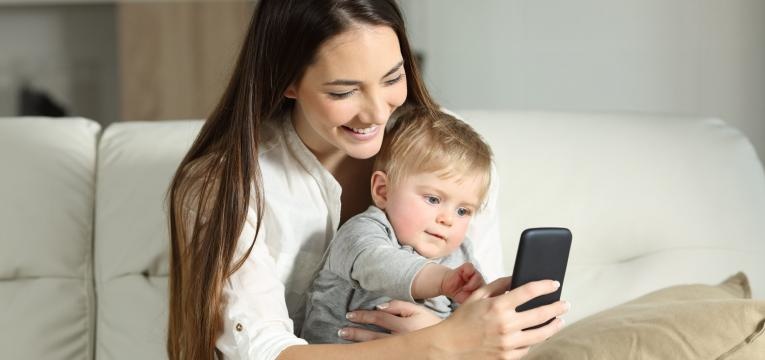 tablets e smartphones para criancas mae e bebe com telefone
