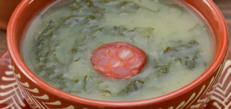 Caldo verde simples com broa