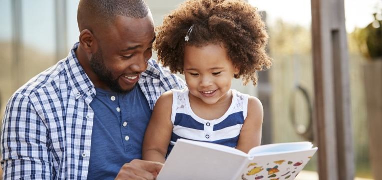 ideias para o dia do pai menina e pai a lerem livro