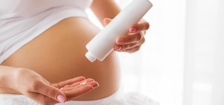 estrias gravida a colocar creme
