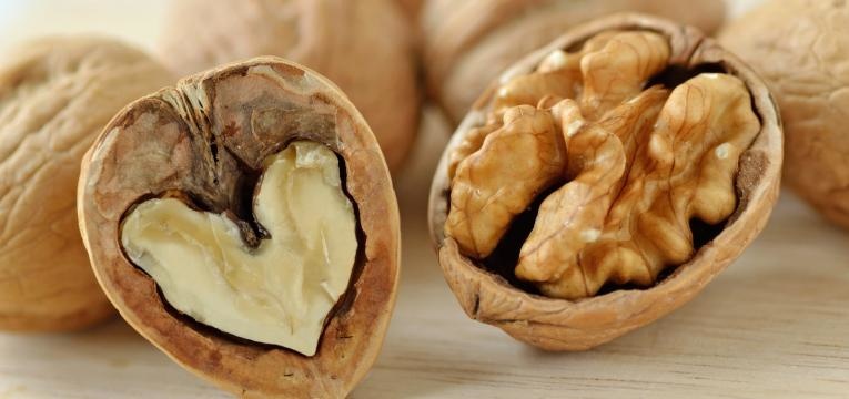 alimentos para nao sentir fome noz aberta a meio