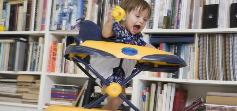 contra-indicacoes dos andarilhos em bebes bebe a brincar