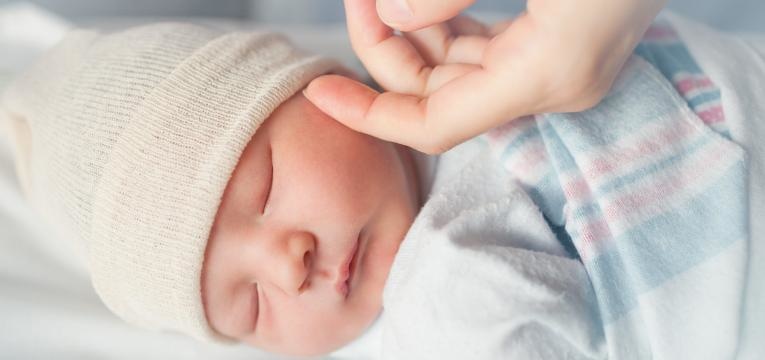o que nao deve fazer quando visita um recem-nascido fazer festinhas a bebe