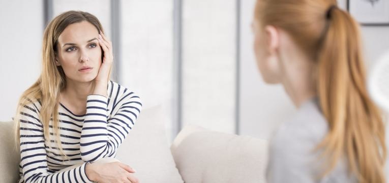 Doença bipolar: mulher em tratamento