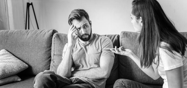 gaslighting mulher a controlar marido