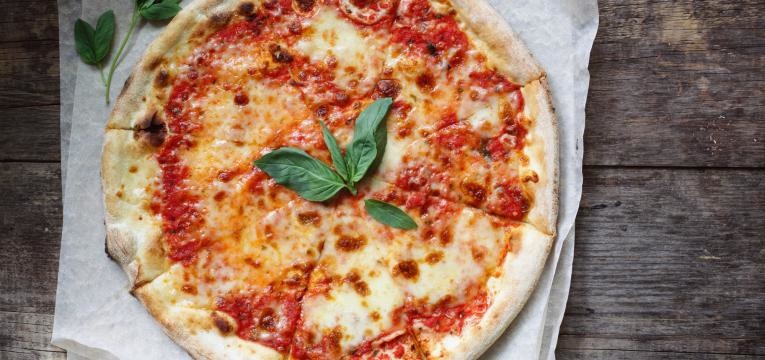 Pizza na Bimby com molho de tomate caseiro