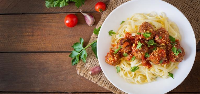 Almondegas vegetarianas de lentilhas com molho de tomate