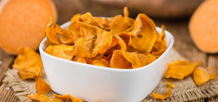 snacks de legumes no forno chips de batata-doce no forno