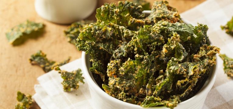 snacks de legumes no forno chips de couve kale no forno