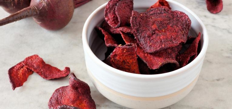 snacks de legumes no forno chips de beterraba ao forno