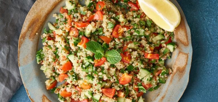 Salada de quinoa colorida