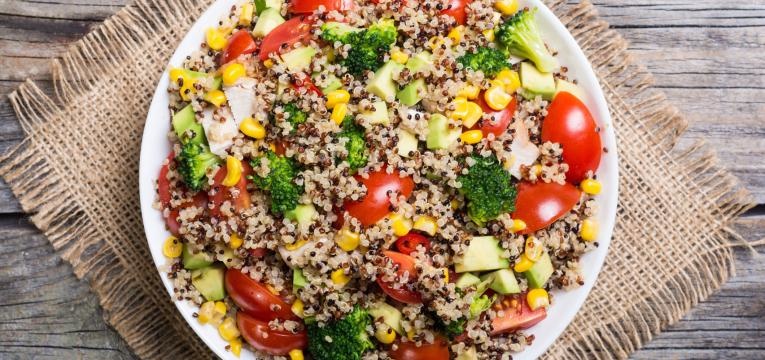 Salada de quinoa com frango e queijo feta