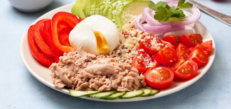 Salada de quinoa com atum e ovo