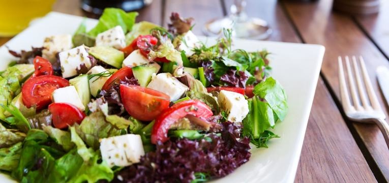 Saladas com queijo de cabra e sumo de laranja