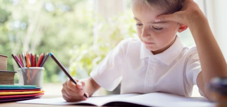 dislexia menino com dificuldade em aprender