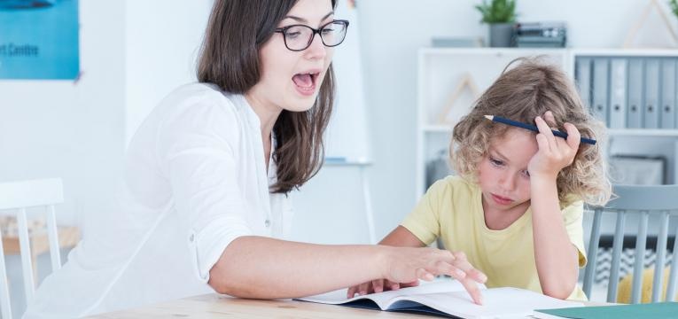 dislexia terapeuta e crianca