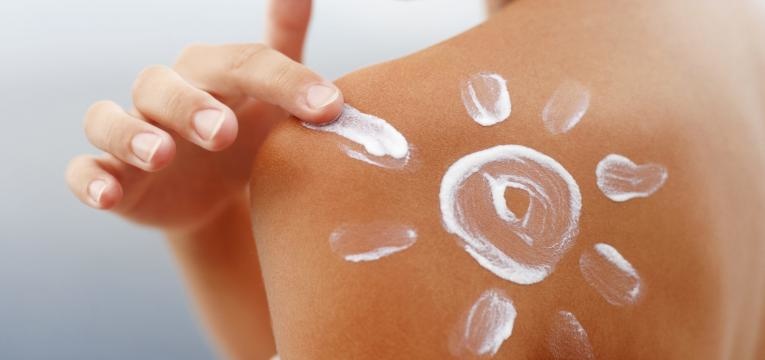 pele a descamar apanhar sol com protecao