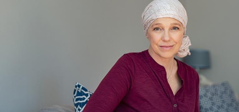 cancro da mama mulher com lenco na cabeca