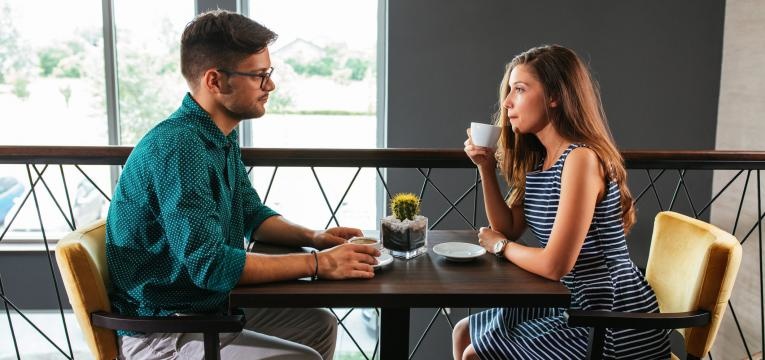 dificuldade em assumir um compromisso casal no cafe