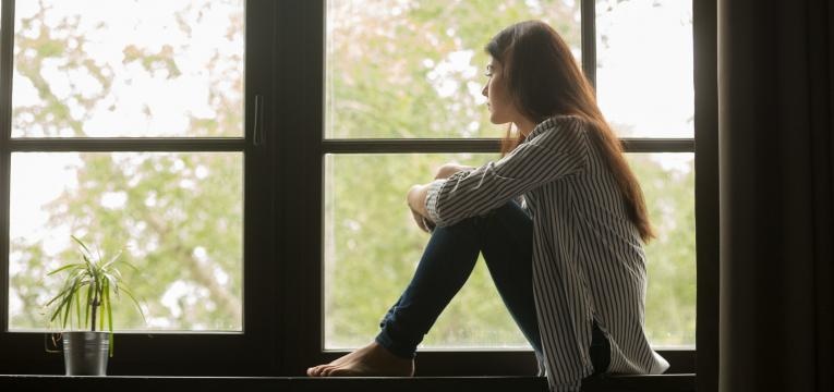 crise existencial mulher a janela pensativa