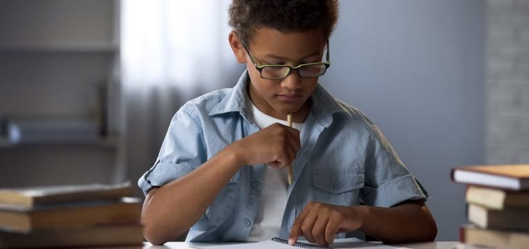 defice de atencao menino a tentar estudar