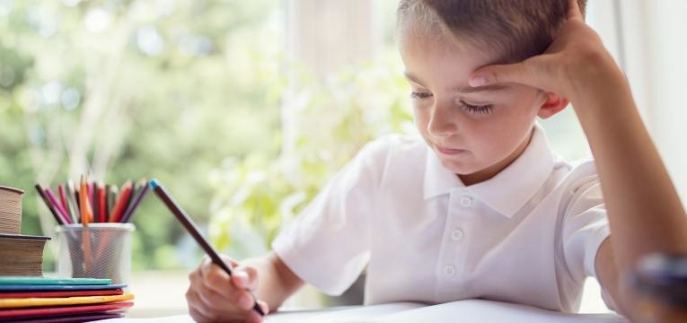 dificuldade de aprendizagem menino a escrever