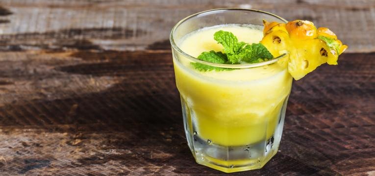 Cocktail de ananas e hortela