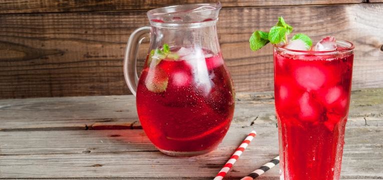 refrescos agua aromatizada de frutos vermelhos e menta