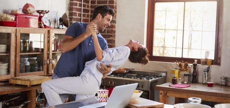 musica pode ser o segredo para mais sexo casal a dancar