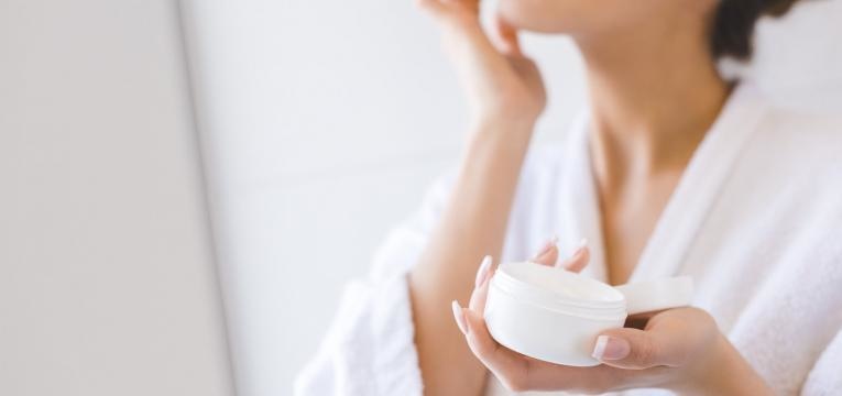 diferencas entre creme de dia e creme de noite mulher a colocar creme