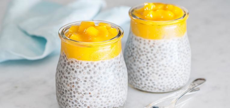 pudim de chia com iogurte e frutas