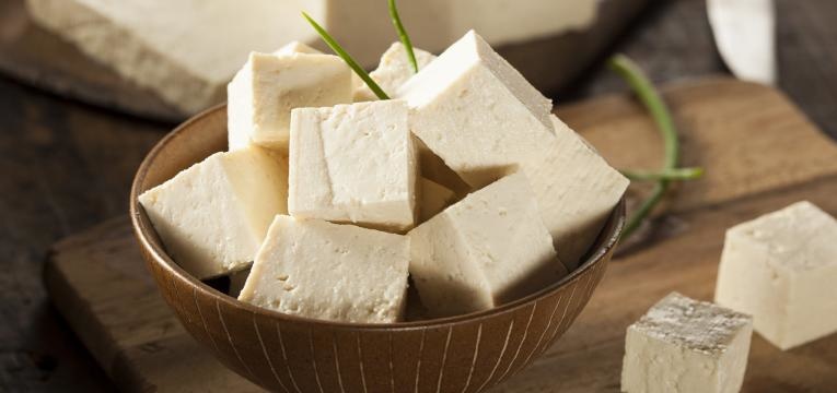 alimentacao e tiroide tofu numa tigela