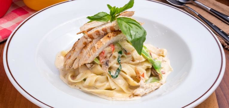 receitas para quem nao tem tempo para cozinharfettuccine cremoso com cogumelo e frango