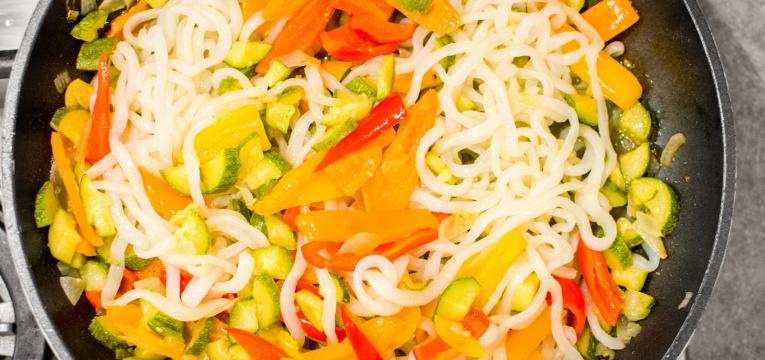 receitas para quem nao tem tempo para cozinhar massa konjac com frango e legumes