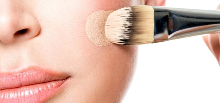 diferencas entre bb cream e cc cream mulher a aplicar bb cream