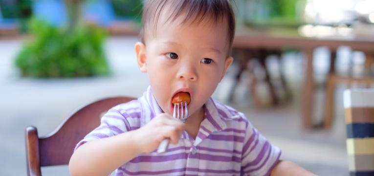 alimentos perigosos ate aos 4 anos de idade menino a comer tomate cherry