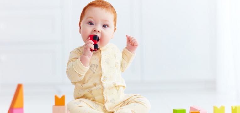 alimentos perigosos ate aos 4 anos de idade bebe com brinquedo na boca