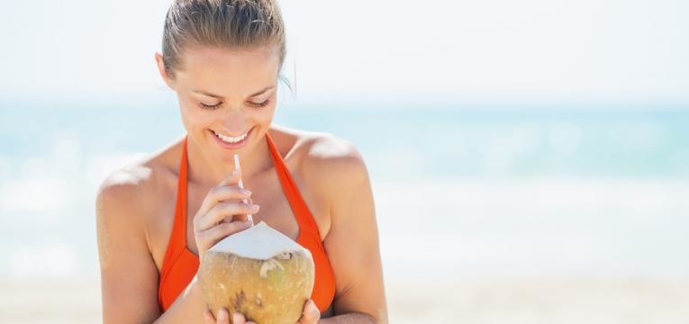 doencas de pele mais comuns no verao beber agua de coco