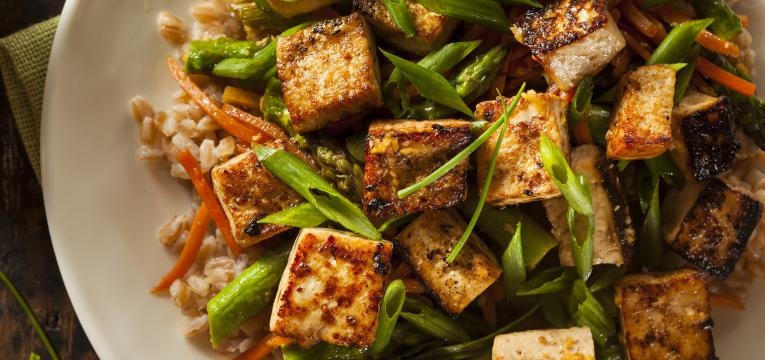 como cozinhar tofu tofu com legumes salteados