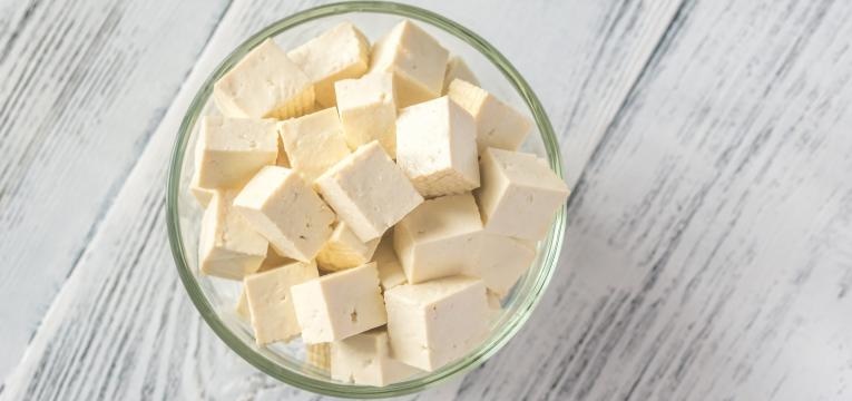 como cozinhar tofu cubos de tofu em tigela