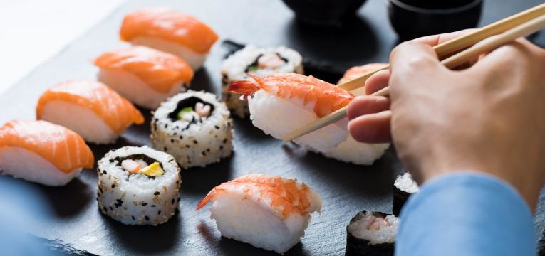 reduzir o apetite comer sushi