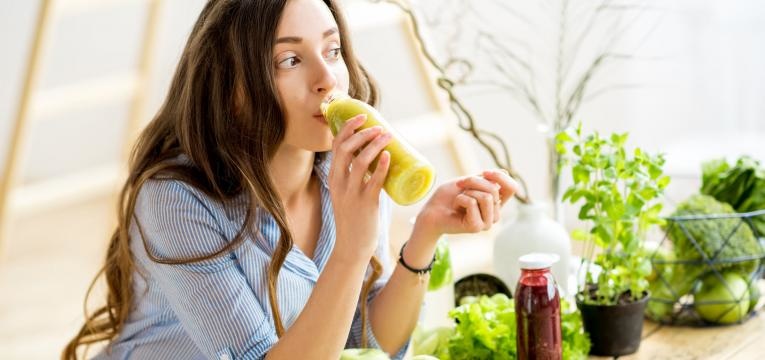 mulher a beber sumos detox