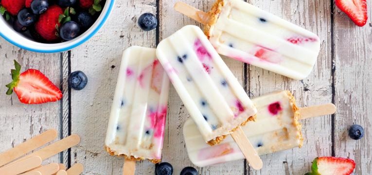 doces saudaveis para crianças gelado de iogurte com pedacos de fruta