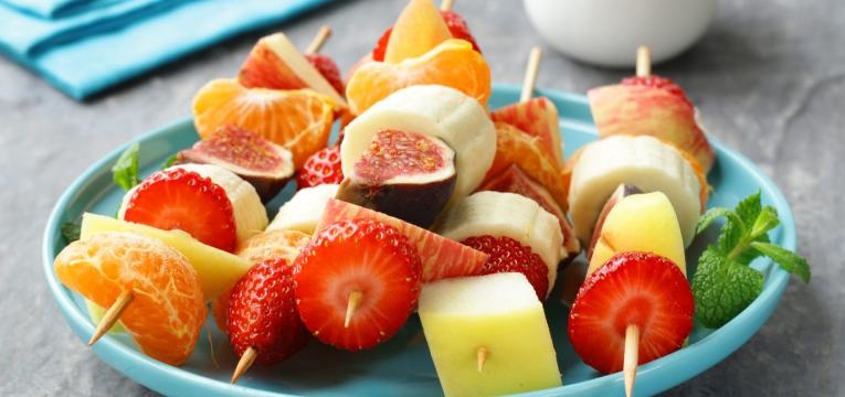 doces saudaveis para criancas espetadas coloridas de fruta