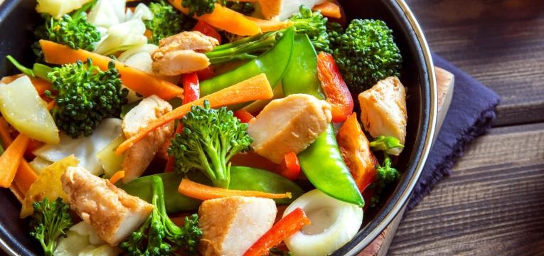 jantares leves cubos de frango com vegetais e ervas