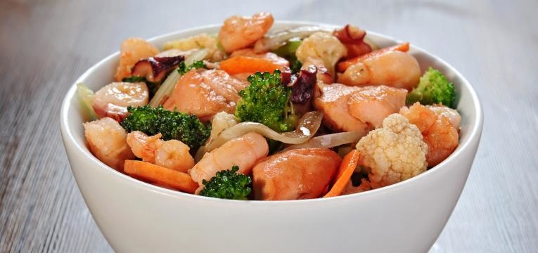 jantares leves yakissoba com konjac e camarao