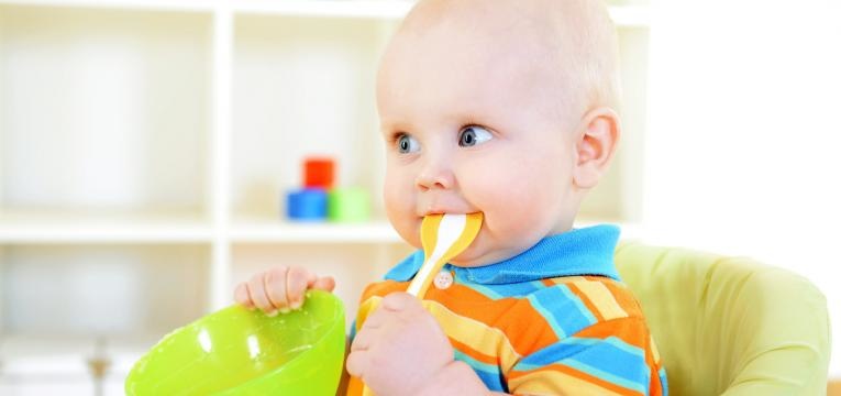 alimentacao do bebe de 8 meses bebe com colher na boca